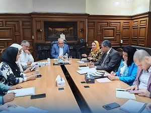 رئيس التأمين الصحي يدعو لتوسيع خدمات توصيل الدواء وتحسين الطوارئ
