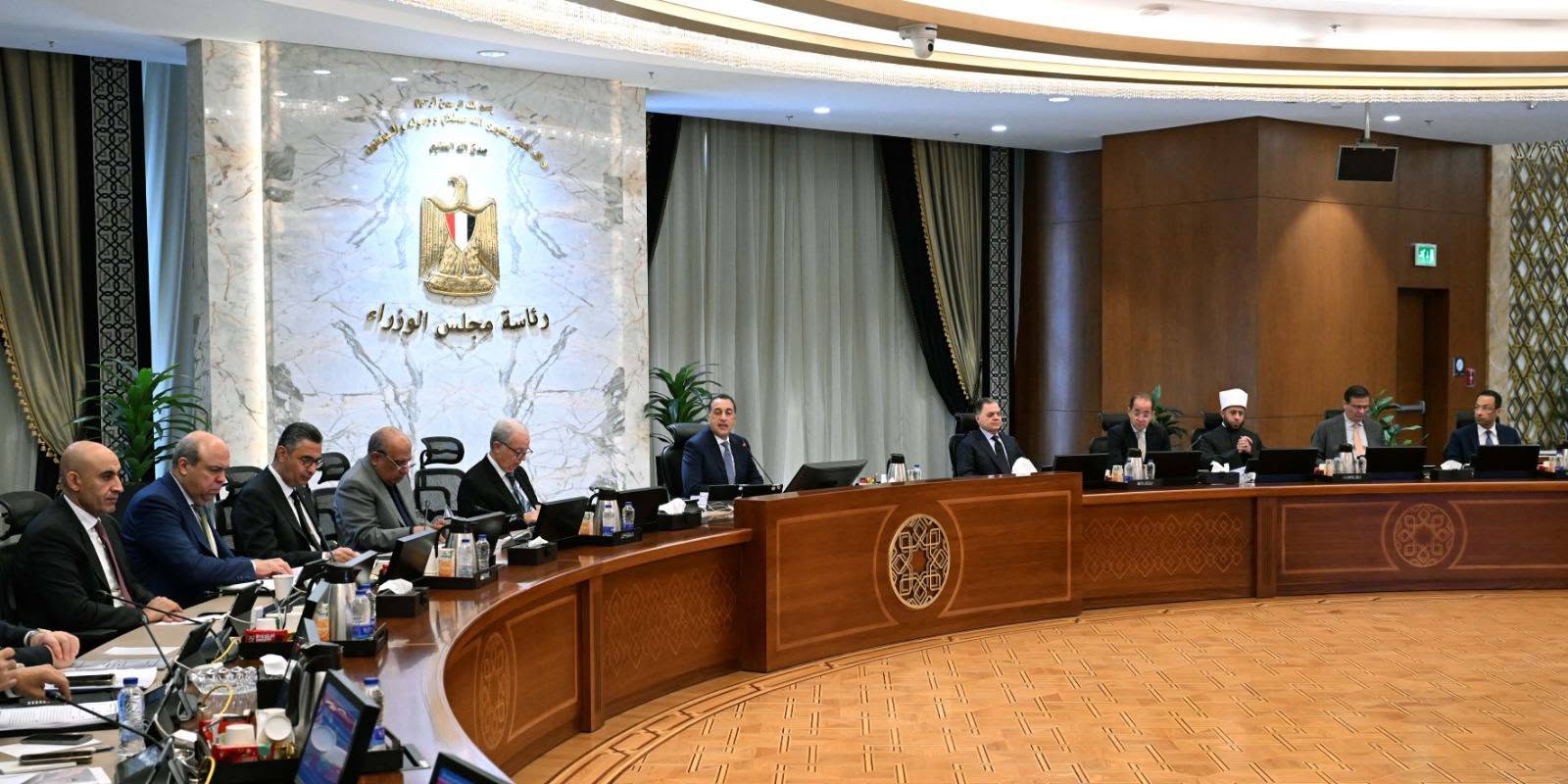 رئيس الوزراء يناقش تحديث وثيقة سياسة ملكية الدولة ويستعرض مؤشرات اقتصادية إيجابية