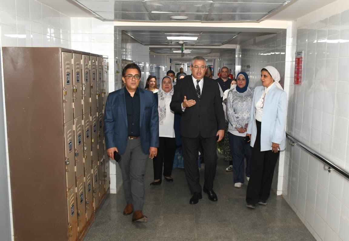 نائب رئيس جامعة عين شمس يتفقد امتحانات كليتي الأسنان والصيدلة