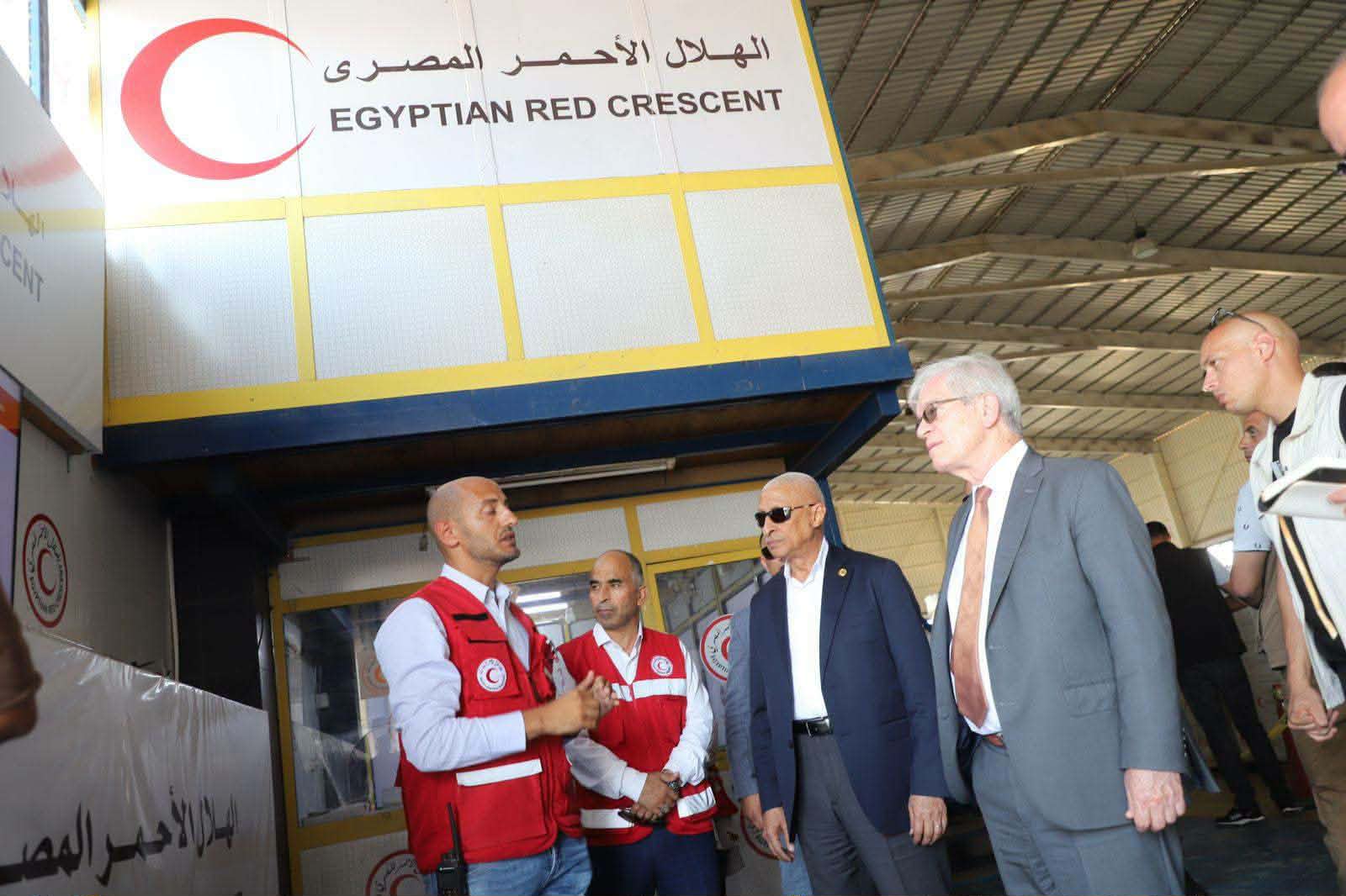 زيارة القائم بأعمال السفير الأمريكي لمخازن مساعدات غزة بالعريش