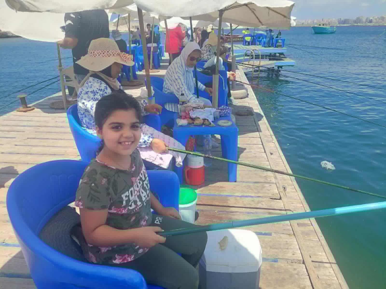 الطفلة زينة تتألق في مسابقة صيد الأسماك بالإسكندرية