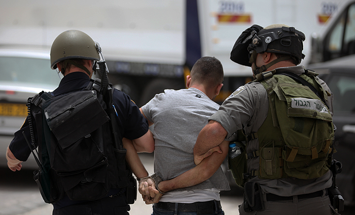 اعتقال 14 فلسطينياً بينهم طفل في مداهمات للجيش الإسرائيلي بالضفة الغربية