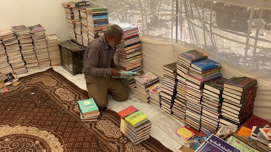 بائع الكتب في غزة: من أنقاض منزله إلى نشر المعرفة من جديد