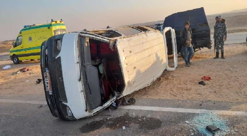 إصابة شخص في انقلاب سيارة ميكروباص على طريق الخارجة - باريس