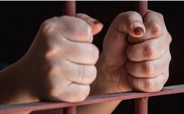سجن خبيرة تجميل أردنية 6 سنوات لمحاولة تهريب مخدر الآيس عبر القاهرة