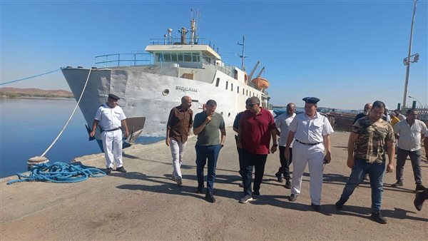 محافظ أسوان يتابع جهود احتواء تلوث بحيرة ناصر بعد غرق صندل نهري
