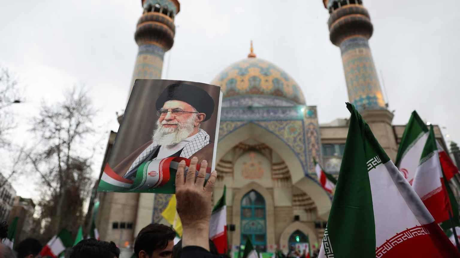 65 ألف عنصر شرطة يؤمنون مراسم تشييع جنازة علي خامنئي في إيران