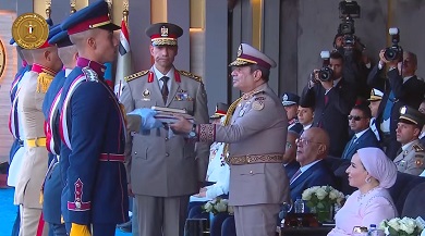 الرئيس يسلم علم القوات المسلحة خلال افتتاح القيادة الاستراتيجية الجديدة