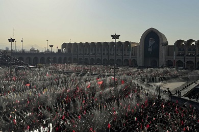 حشود غفيرة تشارك في صلاة على جثمان خامنئي في طهران