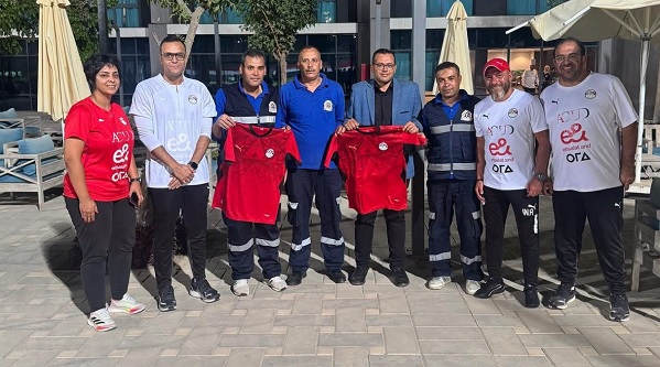 منتخب الشباب يكرم طاقم الإسعاف بعد إنقاذ حياة مدرب حراس المرمى