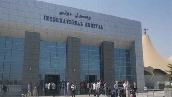 مطار الغردقة يحتفل بوصول أول رحلة من فيينا بالورود والشوكولاتة