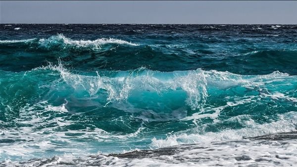 الأرصاد تحذر من تيارات السحب وتقدم نصائح للمصطافين لتجنب الغرق