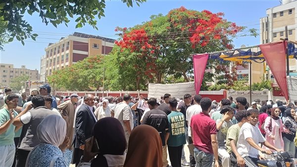 طلاب الثانوية العامة يؤدون امتحانات الفيزياء والتاريخ وسط استعدادات مكثفة