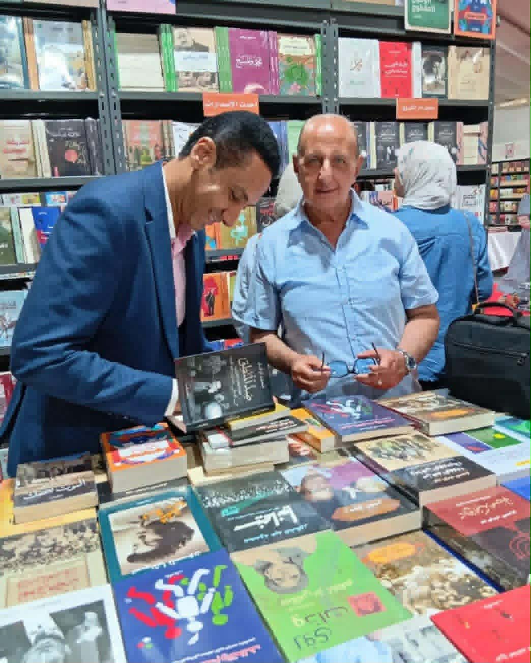 محمد توفيق يوقع كتابه "ضد المنطق" في معرض مكتبة الإسكندرية للكتاب