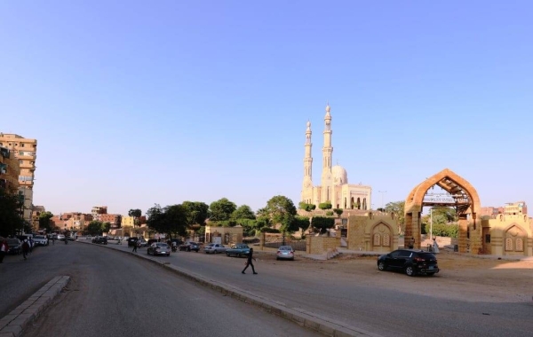 محافظ أسوان يعلن منع انتظار السيارات بشارع صلاح الدين لتحسين الحركة المرورية