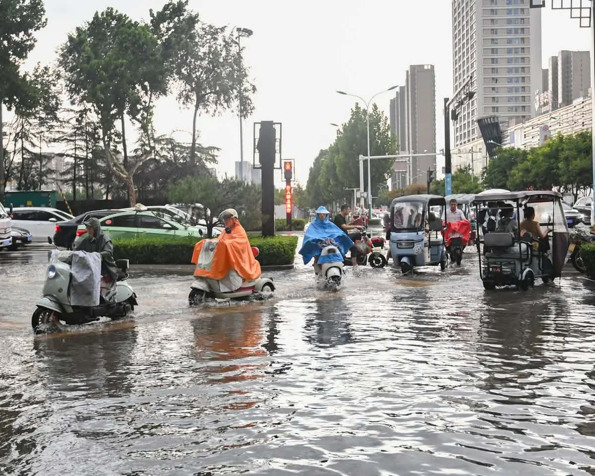 سيول عنيفة تجرف المركبات وتغمر الطرق في شمال الصين