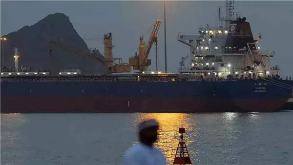 استهداف ناقلة نفط قبالة سواحل عمان يثير القلق في المنطقة