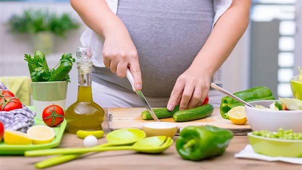 استشاري تغذية يكشف آلية تنظيم الجسم لدرجة الحرارة واحتياجاته الغذائية