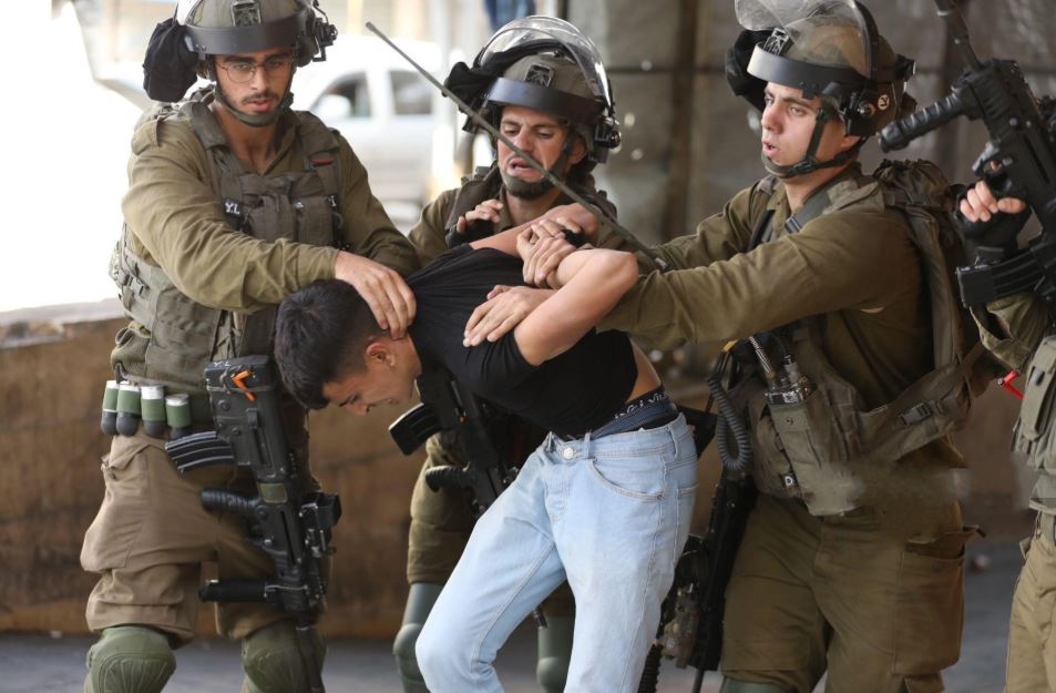 اعتقالات واسعة في الضفة الغربية: 32 فلسطينياً تحت قبضه الاحتلال