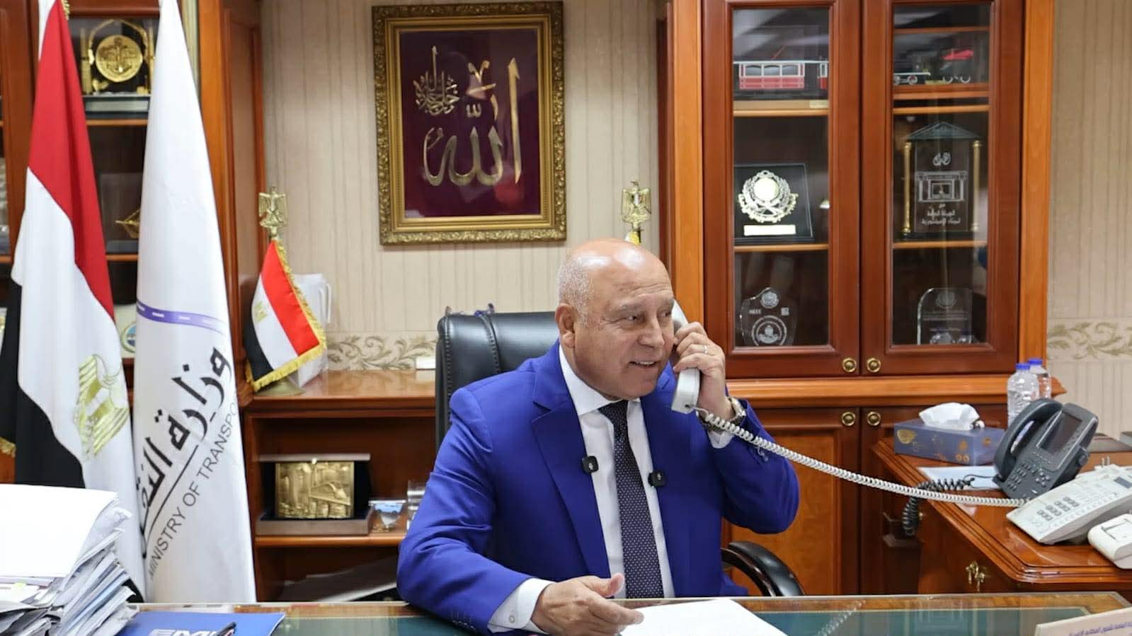 وزير النقل يكرم سيدة أسوان لتصديها لرشق قطار بالحجارة