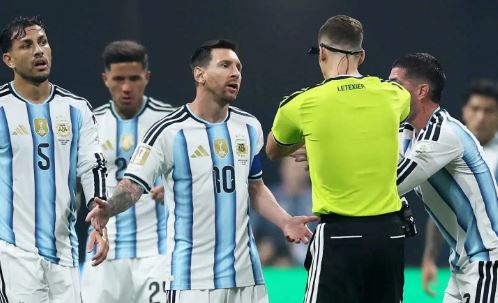 الحكومة البريطانية تطالب فيفا بالتحقيق في تصرفات المنتخب الأرجنتيني