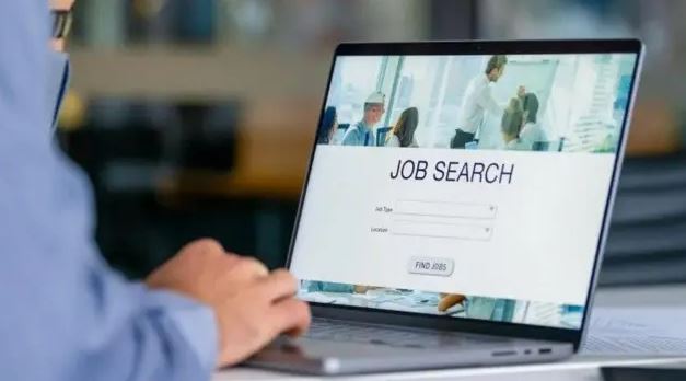 الحكومة تتصدى لظاهرة إعلانات التوظيف الوهمية وتؤكد توفر فرص عمل مجانية