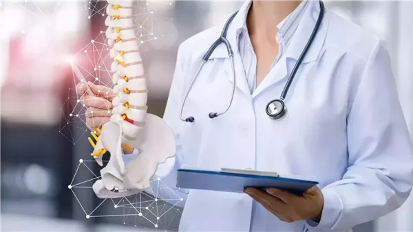 استشاري يحذر من 4 علامات لألم العظام تتطلب زيارة الطبيب الفورية