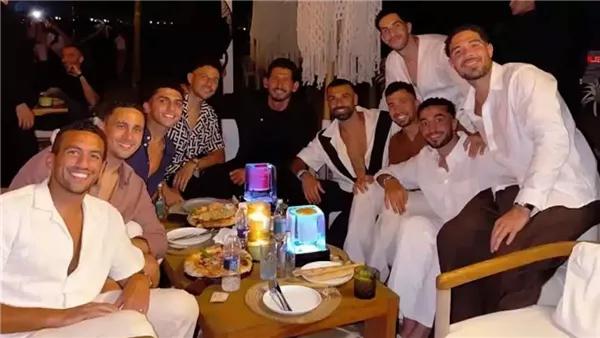 محمد صلاح يُفاجئ مصطفى شوبير بحضوره في حفل عقد قرانه