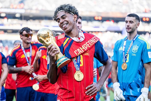 لامين يامال يصنع التاريخ بتتويجه بكأس العالم في عمر التاسعة عشر