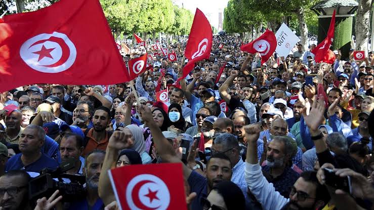 آلاف التونسيين يتظاهرون في ساحة الجمهورية احتجاجًا على سياسات قيس سعيد