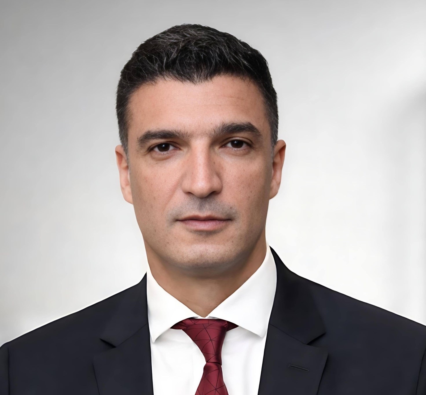 وزير الصناعة يكشف عن خطة شاملة لحل مشاكل المصانع المتعثرة
