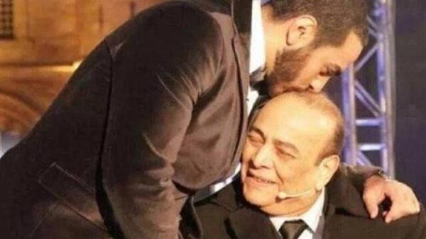 تأجيل حفل تامر حسني بعد وفاة والده المفاجئة