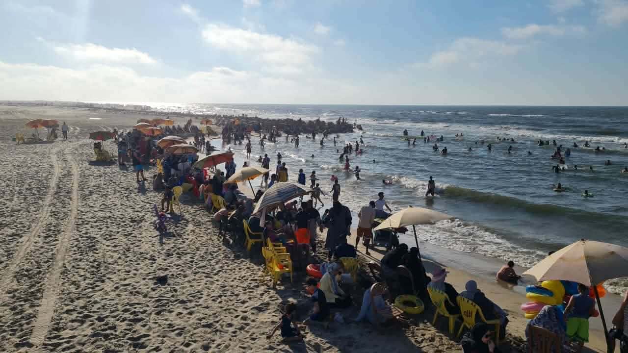 بلطيم تستقبل آلاف المصطافين في عطلة نهاية الأسبوع وسط أجواء صيفية مميزة