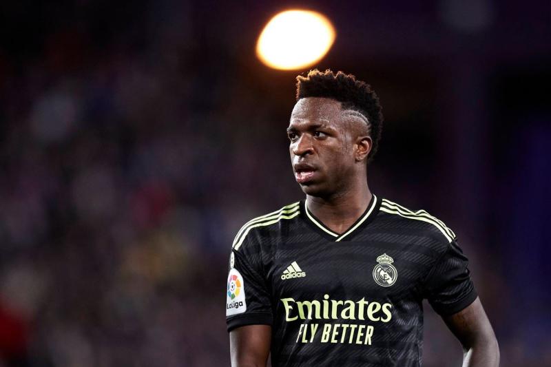 أزمة تجديد عقد فينيسيوس مع ريال مدريد تفتح باب الانتقال إلى أرسنال