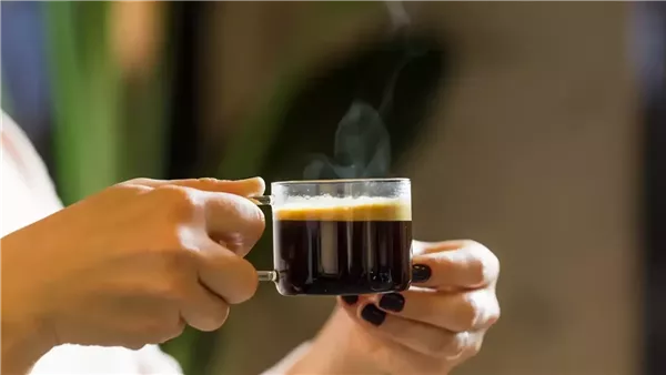 فوائد فنجان القهوة الصباحي: تأثيرات إيجابية على النشاط والتركيز
