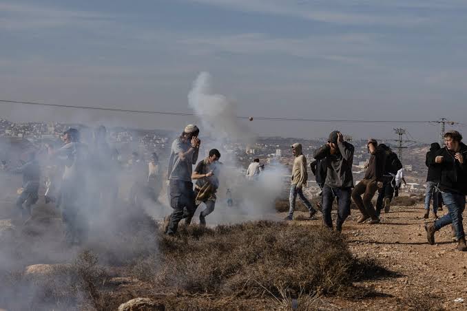 مستوطنون إسرائيليون يقطعون الكهرباء عن بلدة فلسطينية والجيش يعتقل 5 أشخاص