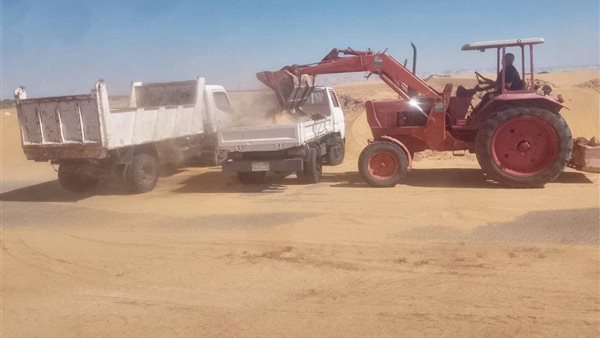 إزالة الكثبان الرملية بطريق "الموشية– بدخلو" لتحسين انسيابية المرور