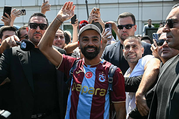 استقبال جماهيري حاشد لمحمد صلاح في تركيا يعكس مكانته العالمية