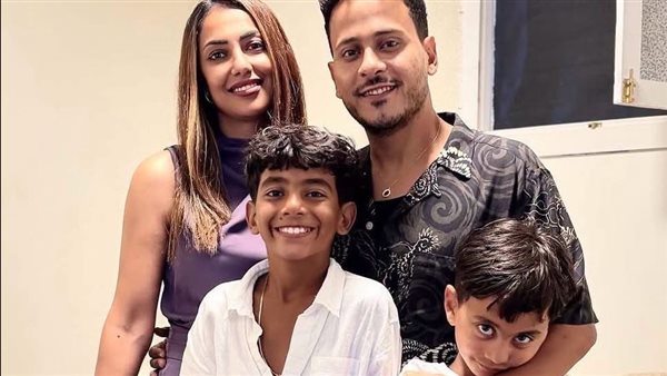 موقف طريف لكريم عفيفي وابنه أثناء عرض "الساحل الشرير"