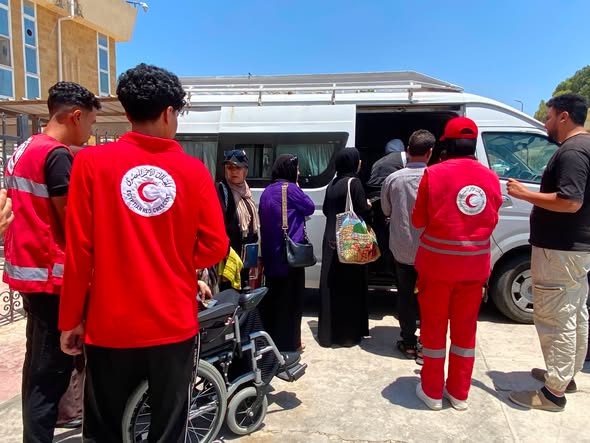 الهلال الأحمر يستقبل الدفعة الـ71 من الجرحى الفلسطينيين عبر معبر رفح