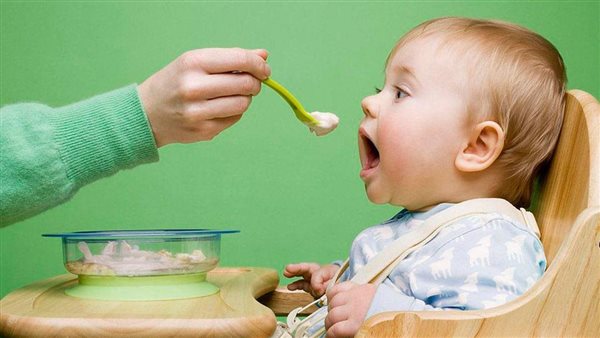 عادات غذائية شائعة تضر بصحة الأطفال: نصائح هامة للأمهات