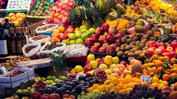 تباين أسعار الفاكهة في سوق العبور اليوم: انخفاض البلح وارتفاع الرمان