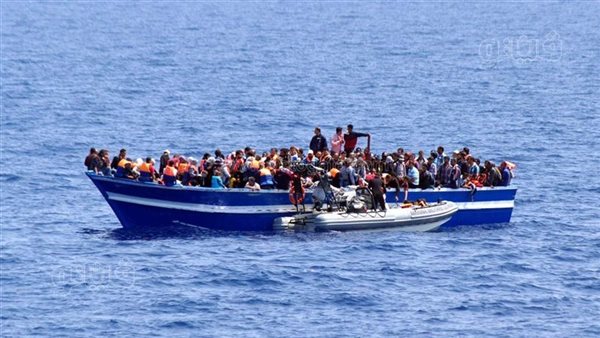 أسر تبحث عن مفقودي مركب الهجرة غير الشرعية في عرض البحر