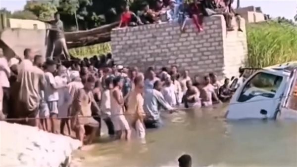 شهامة أهالي أبوقرقاص تتجلى في إنقاذ سيارة من الغرق بالمنيا