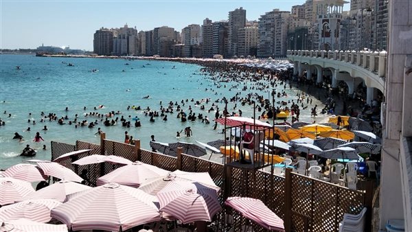 تحذيرات من ارتفاع الأمواج للمصطافين على الشواطئ المصرية
