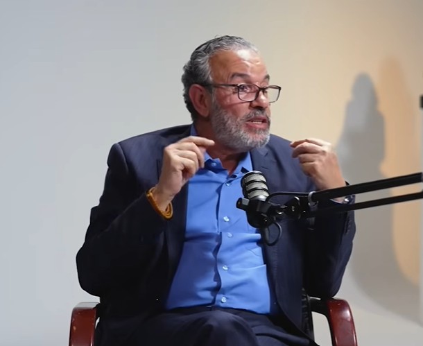 عمرو خفاجي يستعرض تجاربه الصحفية في بودكاست "حقك تعرف"