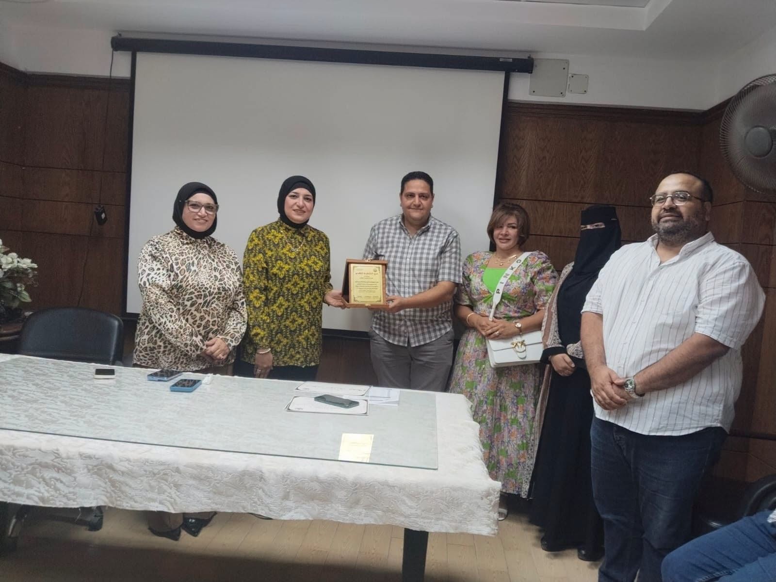 تكريم فرق تنمية الأسرة بالمنيا لإنجازاتهم المتميزة في تقديم الخدمات الصحية