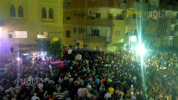 أهالي الحسينية يشيعون جثمان سيدة ورضيعها ضحايا حادث مروري مأساوي
