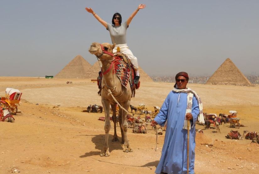 تطوير خدمات ركوب الخيل والجمال في أهرامات الجيزة لتعزيز تجربة الزوار