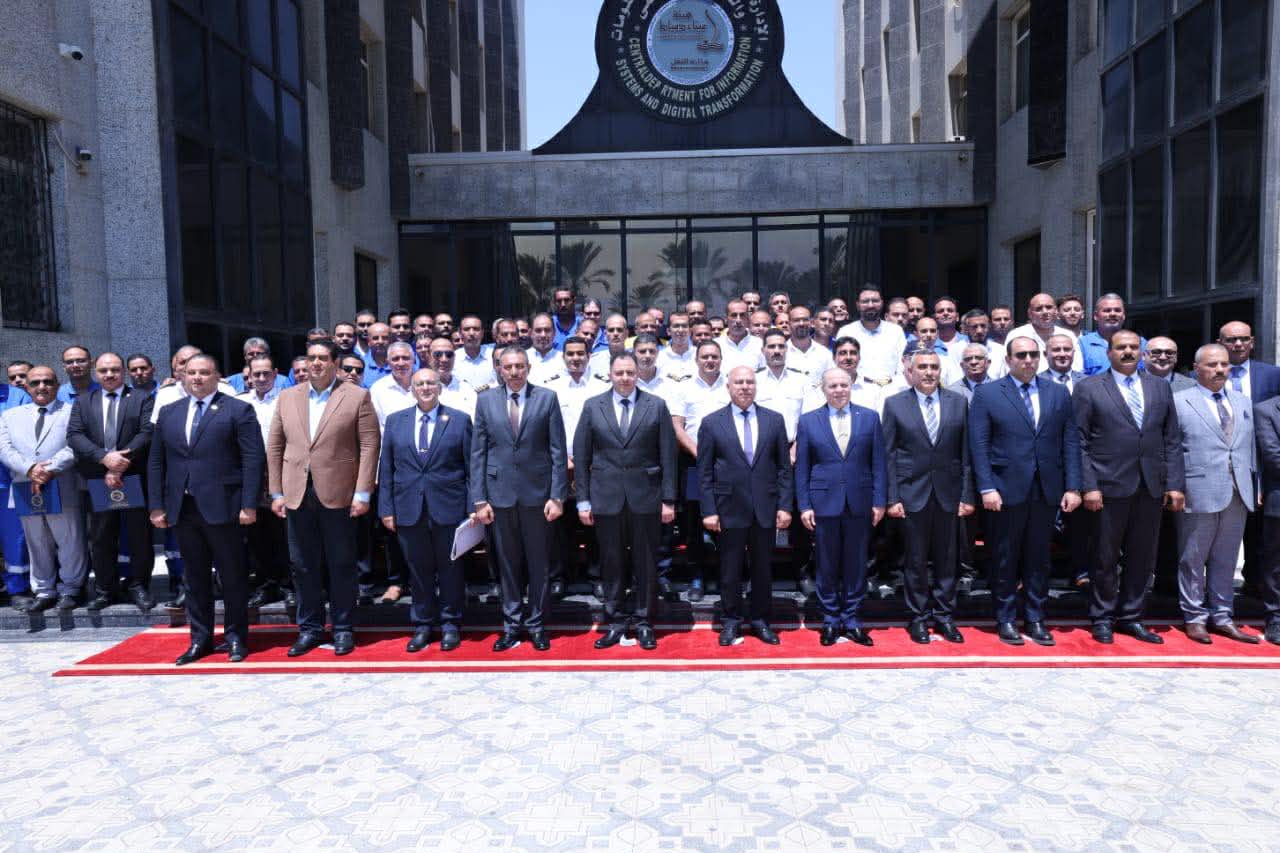 وزير النقل يكرم 74 بطلاً من العاملين بميناء دمياط بعد احتواء حريق السفن